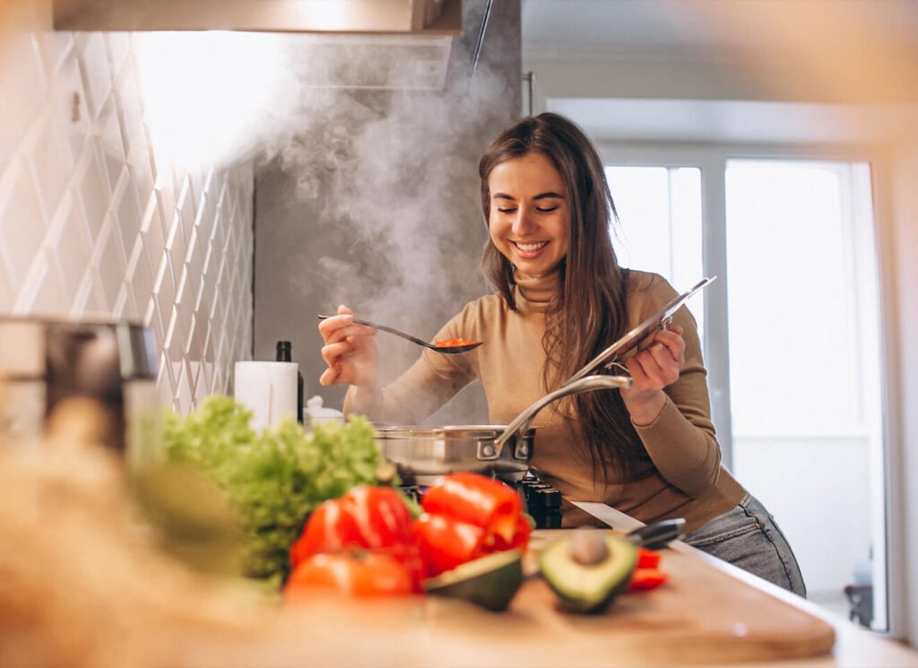 Gasztroblogger munka közben friss zöldségekkel és fűszerekkel